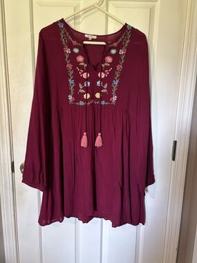 Gorgeous EUC Burgundy Embroidered Shift dress. Lined. Size large. Knee length.